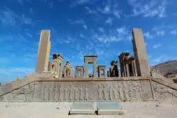دیواره تخت‌جمشید جدا شد + عکس