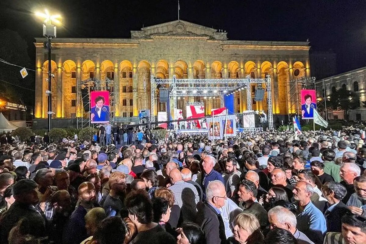 تظاهرات هزاران تن در گرجستان در اعتراض به لایحه جنجالی «عوامل خارجی»؛ پلیس با معترضان گرجستانی درگیر شد / ویدئو و تصاویر