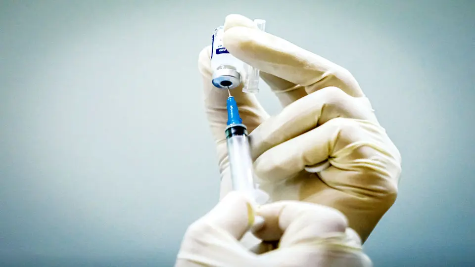 چه گروه‌هایی باید دُز  یادآور  واکسن  کرونا  را  تزریق  کنند؟