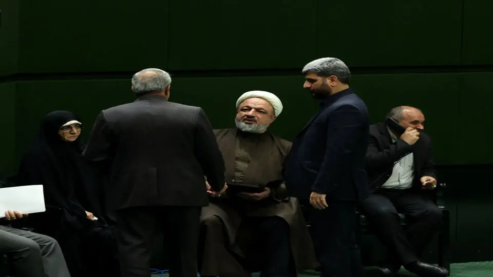 مردم به دلیل گرانی قید تهیه اقلام ضروری را زده‌اند آنوقت تندورها از تحریم استقبال می‌کنند