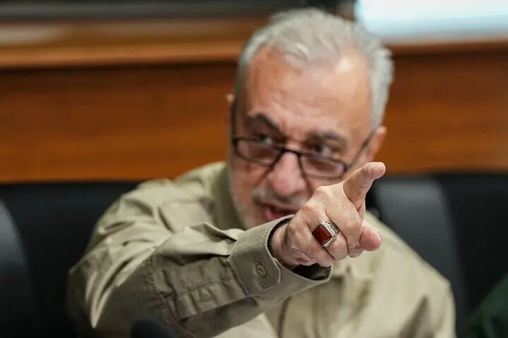 وزیر دفاع: خاک می‌خوریم اما خاک نمی‌دهیم + عکس