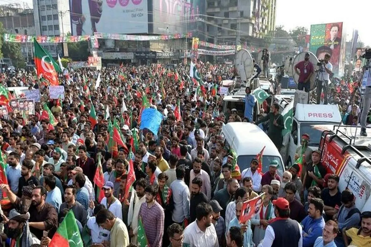 در حمله به کاروان عمران خان، یک نفر کشته شد