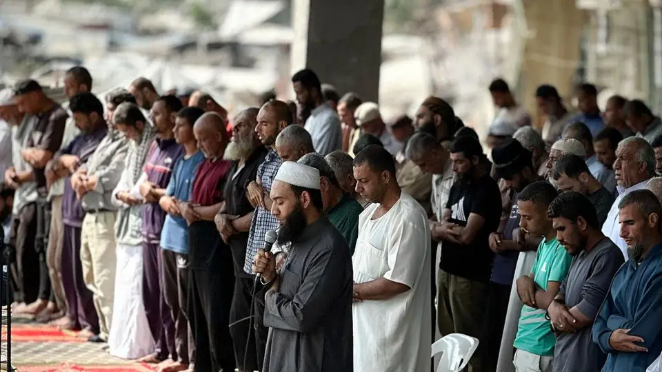 اولین نمازجمعه غزه پساز آتشبس در میان ویرانیها + عکس