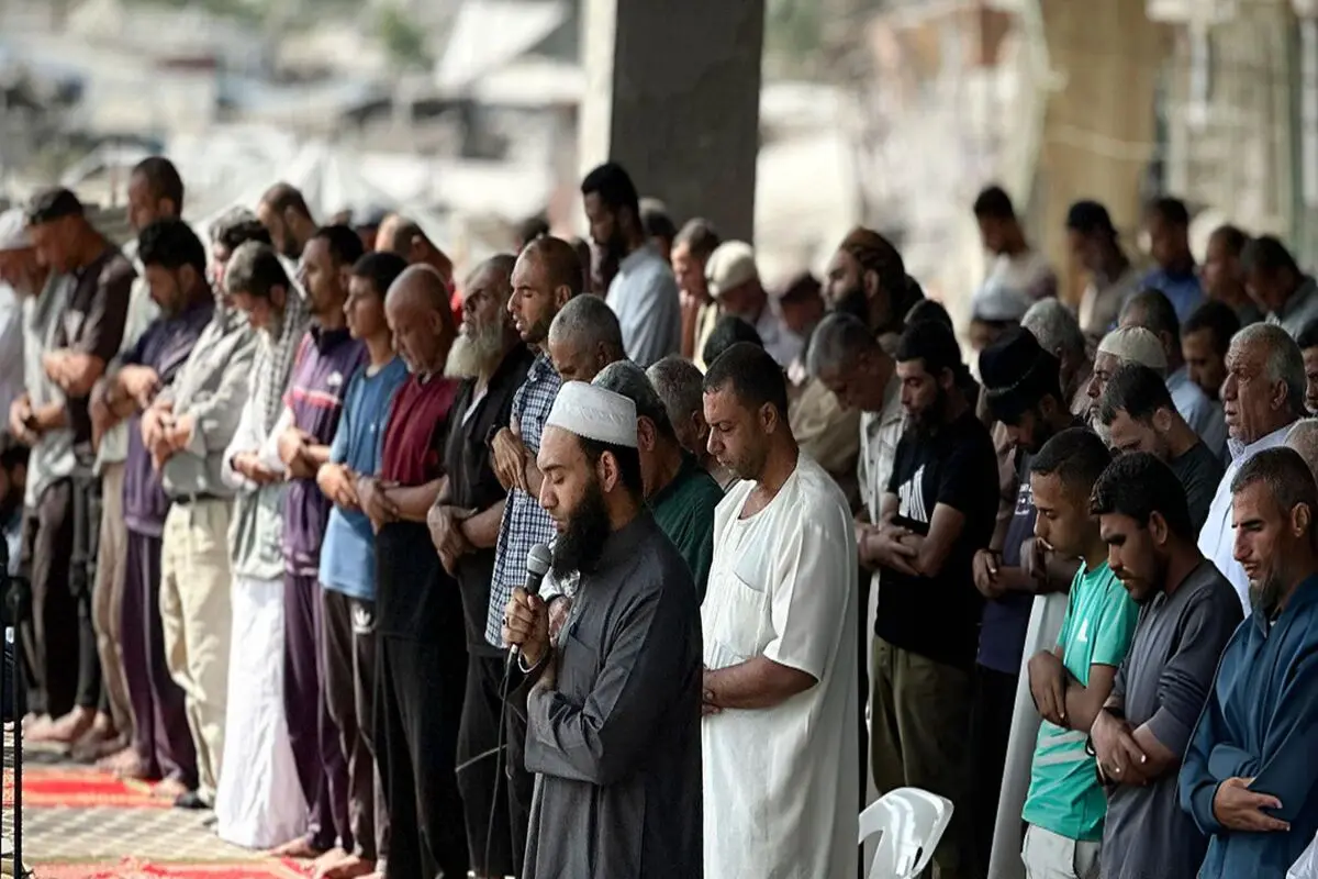  اولین نمازجمعه غزه پس‌از آتش‌بس در میان ویرانی‌ها + عکس
