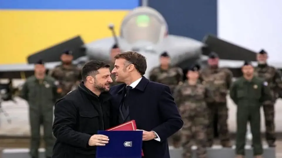 ماکرون و زلنسکی توافق نظامی فرانسه و اوکراین را امضا کردند

