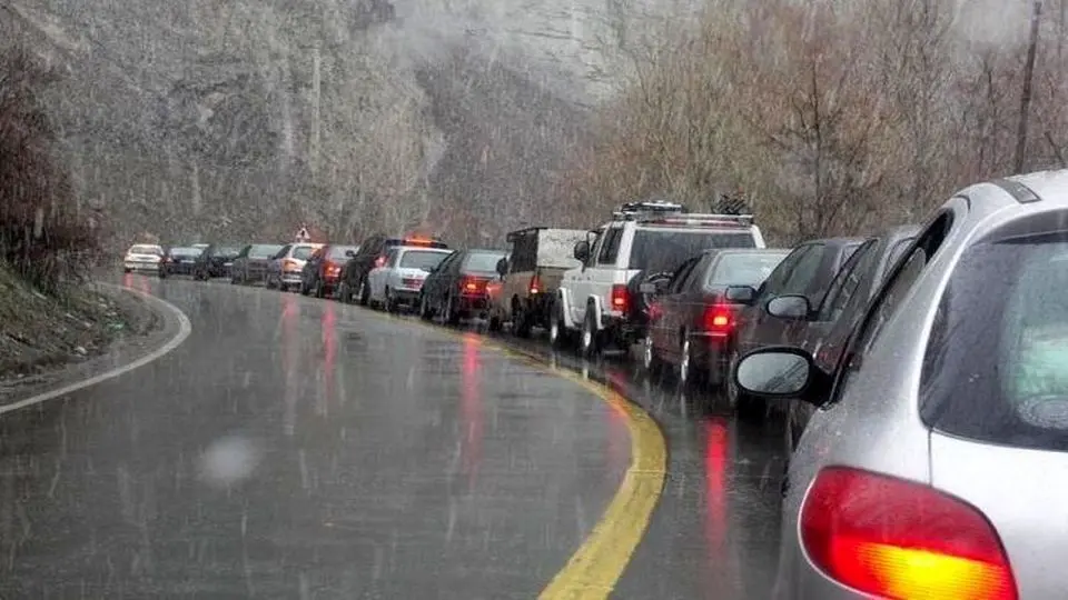 
آغاز بارش برف و باران در برخی محورها و ترافیک نیمه‌سنگین در جاده‌های اصلی کشور