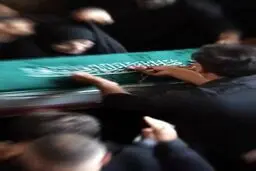 لحظه ورود  پیکر نوه ۳ ساله رهبر شهید به مصلی تهران +‌ ویدئو