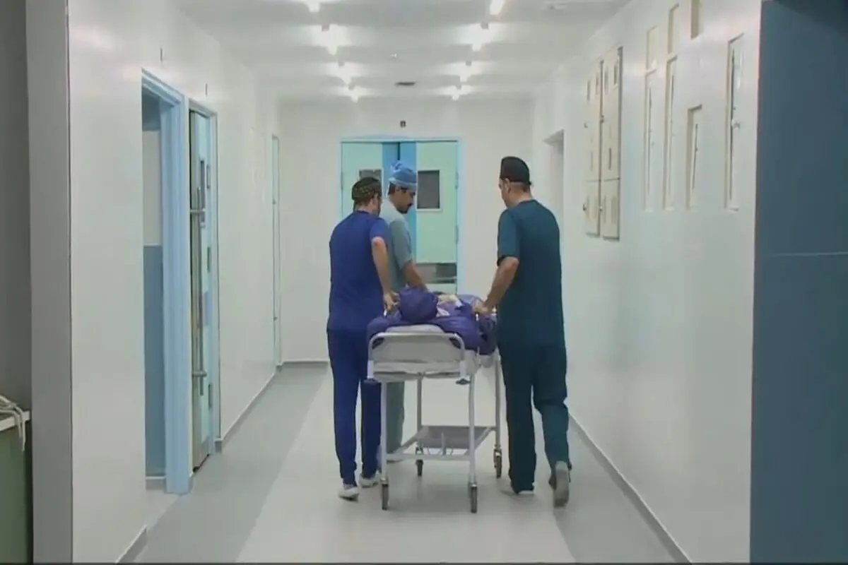 حادثه عجیب در یکی از بیمارستان‌های تهران/ بیمار سالخورده به دلیل سقوط از تخت ضربه مغزی شد