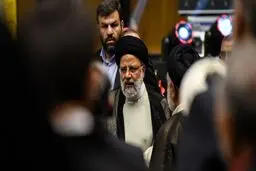 زاویه دید متفاوت رئیسی و یکی از محافظانش/ عکس


