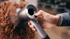 آموزش سشوار کشیدن حرفه ای + ترفندهایی برای ماندگاری حالت مو