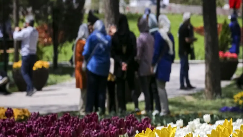 مردم همدان پشت درهای بسته پارک ماندند!