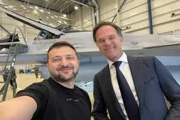 ذوق زلنسکی از نشستن در کابین جنگنده پیشرفته F-16/ ویدئو

