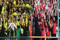 روز فراموش نشدنی فوتبال ایران برای زنان: تماشاگران زن سپاهانی و پرسپولیسی تاریخ‌سازی کردند


