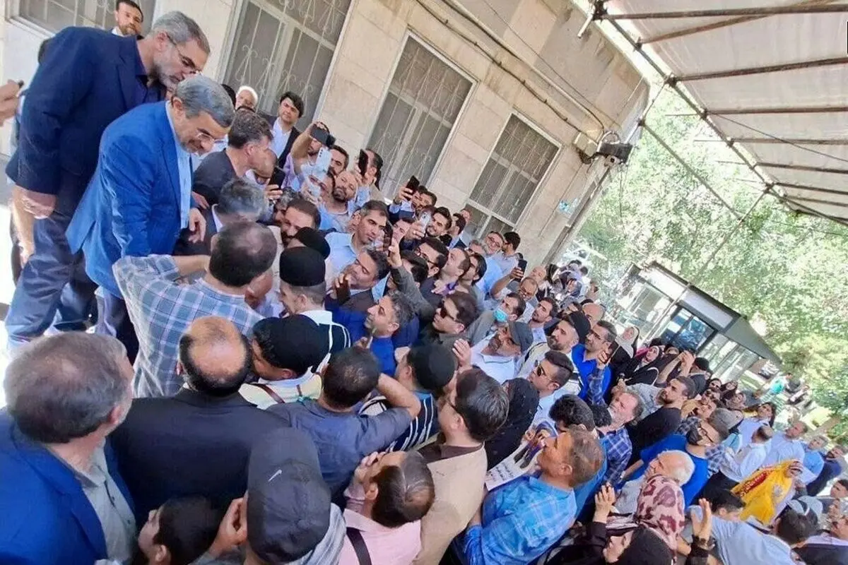 نجات معجزه‌آسای احمدی‌نژاد از دست هوادارانش؛ بادیگاردها و یاران محمود احمدی‌نژاد در روز ثبت‌نام انتخابات ۱۴۰۳/ ویدئو و تصاویر