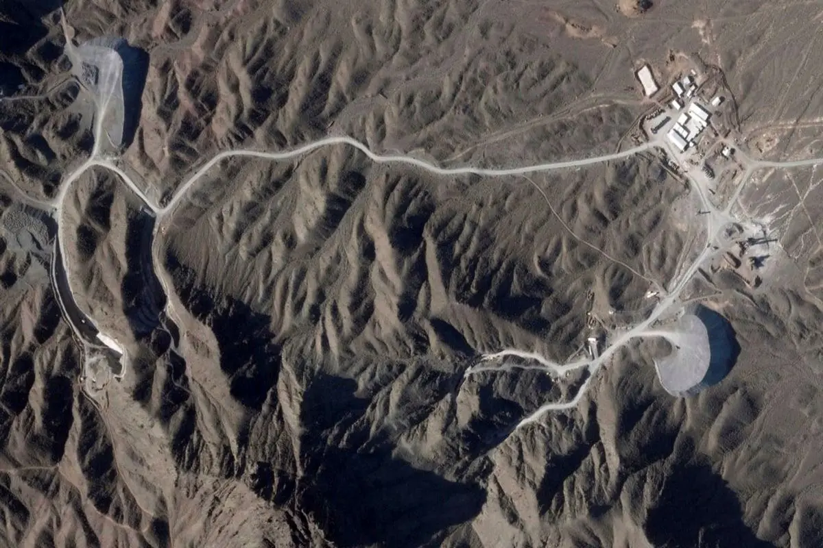 تاسیسات هسته‌ای در حال احداث ایران در دل رشته کوه‌های زاگرس در چنان عمقی واقع شده که بعید است پیشرفته‌ترین بمب‌های آمریکایی نیز بتوانند به آن آسیب بزنند

