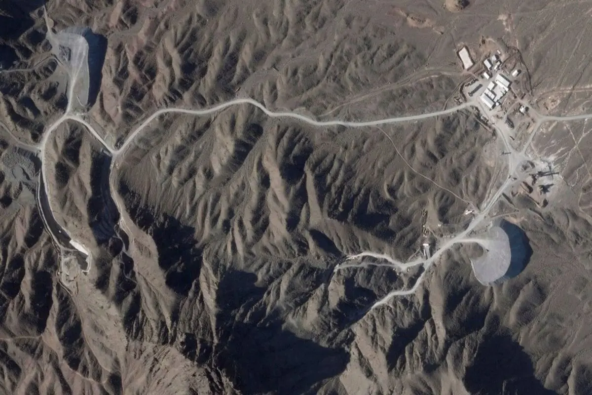 تاسیسات هسته‌ای در حال احداث ایران در دل رشته کوه‌های زاگرس در چنان عمقی واقع شده که بعید است پیشرفته‌ترین بمب‌های آمریکایی نیز بتوانند به آن آسیب بزنند

