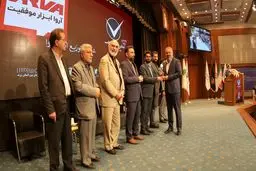 تحقق شعار آروا ابزار موفقیت؛ تندیس برترین برند ابزار کشور در سال 1401 به محمد امین مصلایی اهدا شد!