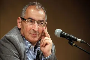 نقد صریح زیباکلام: صداوسیما با ۲۹ همت بودجه، مردم را پای ماهواره برد
