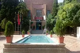 شهرداری در برابر خانه هنرمندان

