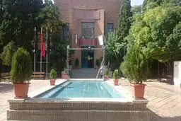 شهرداری در برابر خانه هنرمندان

