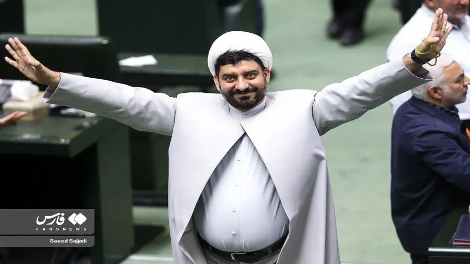  شادی جالب نماینده مجلس از رای عدم اعتماد به وزیر صمت +عکس