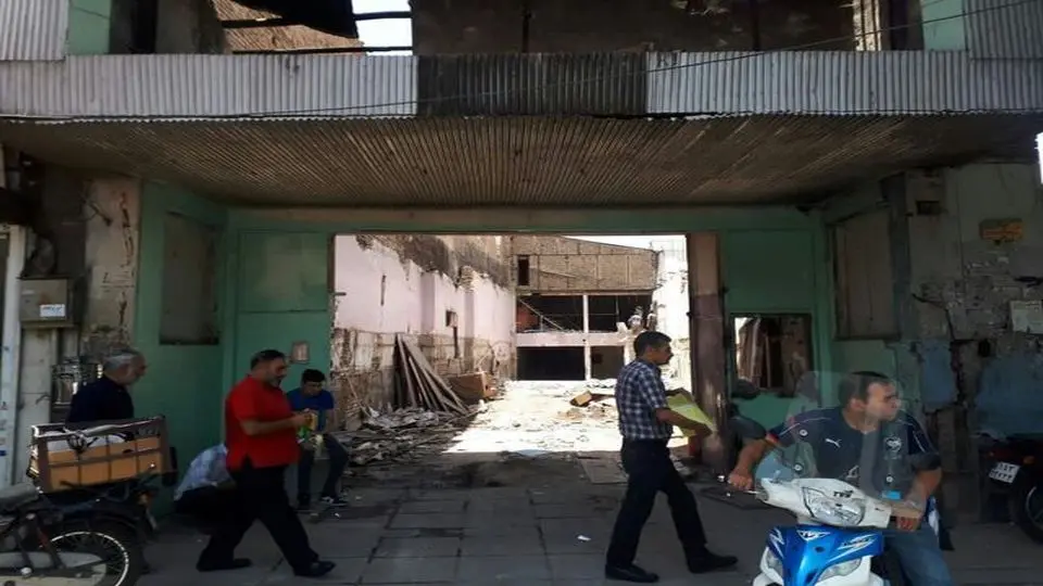 تخریب بخش‌هایی از یک سینمای قدیمی در تهران