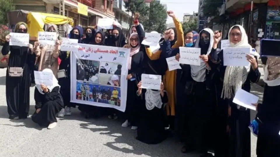 تظاهرات زنان افغان در مقابل وزارت آموزش در کابل