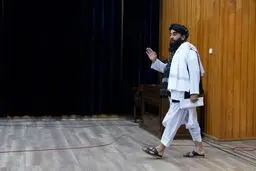 بلومبرگ: طالبان با صدها انتحاری آماده جنگ آب با ایران می‌شود

