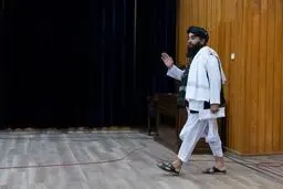 بلومبرگ: طالبان با صدها انتحاری آماده جنگ آب با ایران می‌شود

