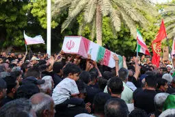 تصاویری از مراسم تشییع خانواده کشته شده قشمی در جنگ