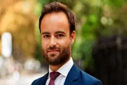 ایران «لویی آرنو» زندانی فرانسوی را آزاد کرد/ تصاویر
