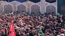 لحظه ورود خودروی حامل پیکر رهبر شهید به خیابان آزادی + ویدئو