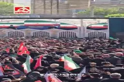 لحظه ورود خودروی حامل پیکر رهبر شهید به خیابان آزادی + ویدئو