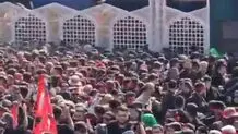 لحظه ورود خودروی حامل پیکر رهبر شهید به خیابان آزادی + ویدئو