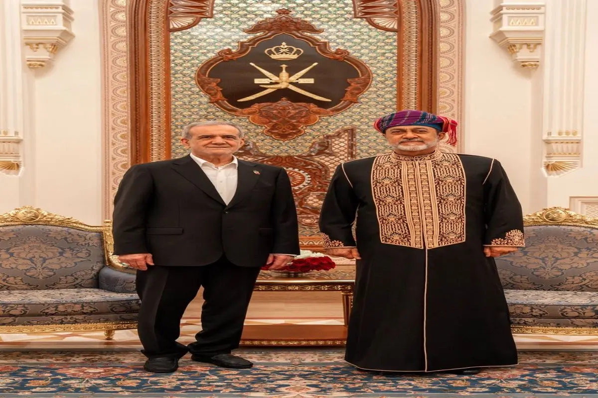 تبادل هدیه بین پزشکیان و سلطان عمان +عکس
