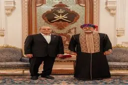 تبادل هدیه بین پزشکیان و سلطان عمان +عکس