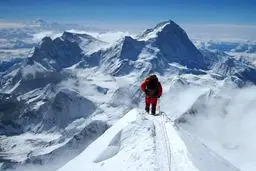 مفقود شدن سه کوهنورد در الوند و جستجوی امدادگران هلال احمر برای آنها