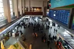 پایانه‌های مسافری و راه ‌آهن در حال انتقال مسافر هستند