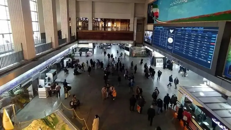پایانههای مسافری و راه آهن در حال انتقال مسافر هستند