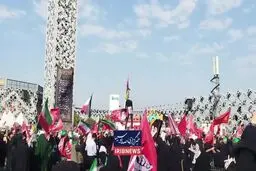 مردم عزادار در میدان امام حسین به صورت نمادین ترامپ را به دار آویختند + ویدئو