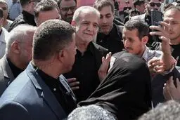 این چهره‌های سیاسی به تشییع پیکر رهبر شهید در تهران رفتند؟