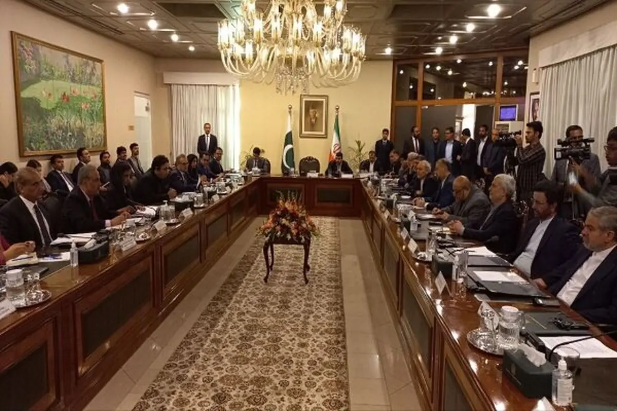 Iran, Pakistan foreign ministers confer on bilateral ties