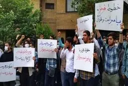 عکسی که در مقابل سفارت سوئد خبرساز شد