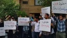 عکسی که در مقابل سفارت سوئد خبرساز شد