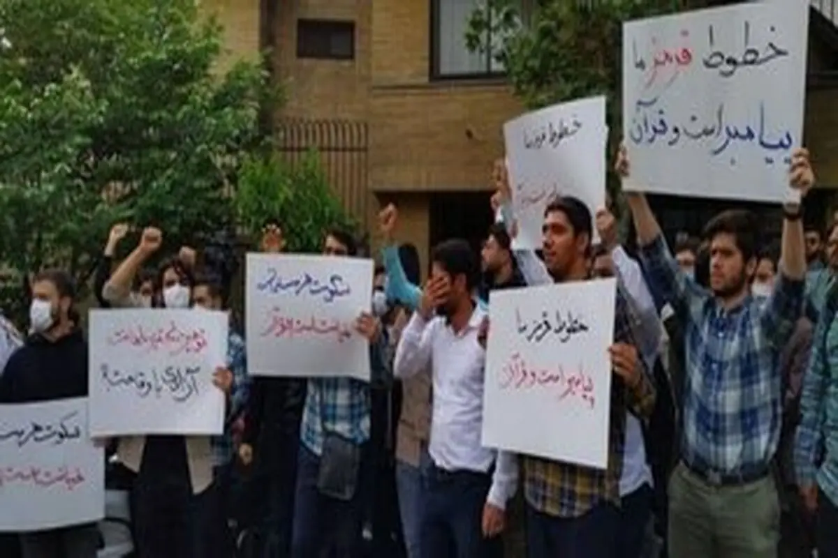 عکسی که در مقابل سفارت سوئد خبرساز شد