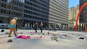 اجرای پرفورمنس ضدجنگ در شیکاگو به یاد کودکان شهید میناب