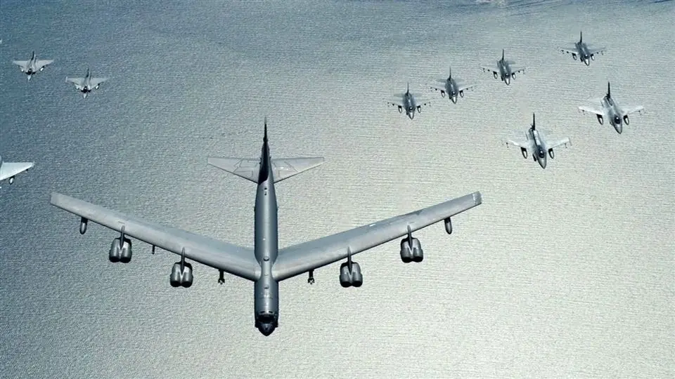 پرواز جنگنده‌های آمریکایی بر فراز سمت شرقی ناتو