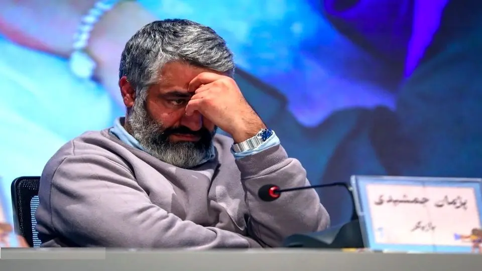تصاویری از کلافگی و بیحوصلگی پژمان جمشیدی در یک نشست خبری
