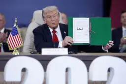 ترامپ: اسرائیل می تواند ره را از سر بگیرد!