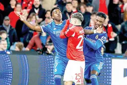 وینیسیوس: نژادپرست‌ها
 بزدل هستند